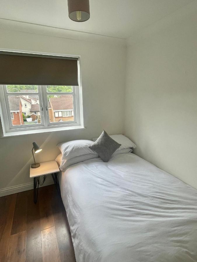 Modern 2 Bedroom Apartment Near Glasgow Airport Paisley Extérieur photo